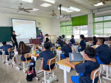 運用多媒體教材與影片，增加學習互動性