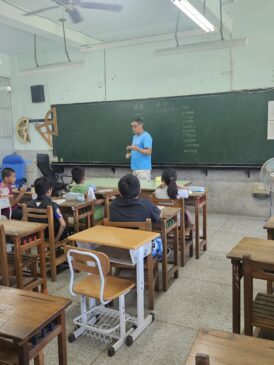 生活化：師生藉由日常生活中本土語言之交談，增進母語溝通的能力。