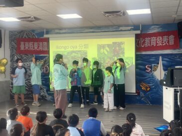 中年級學生上台互動，回答老師的提問