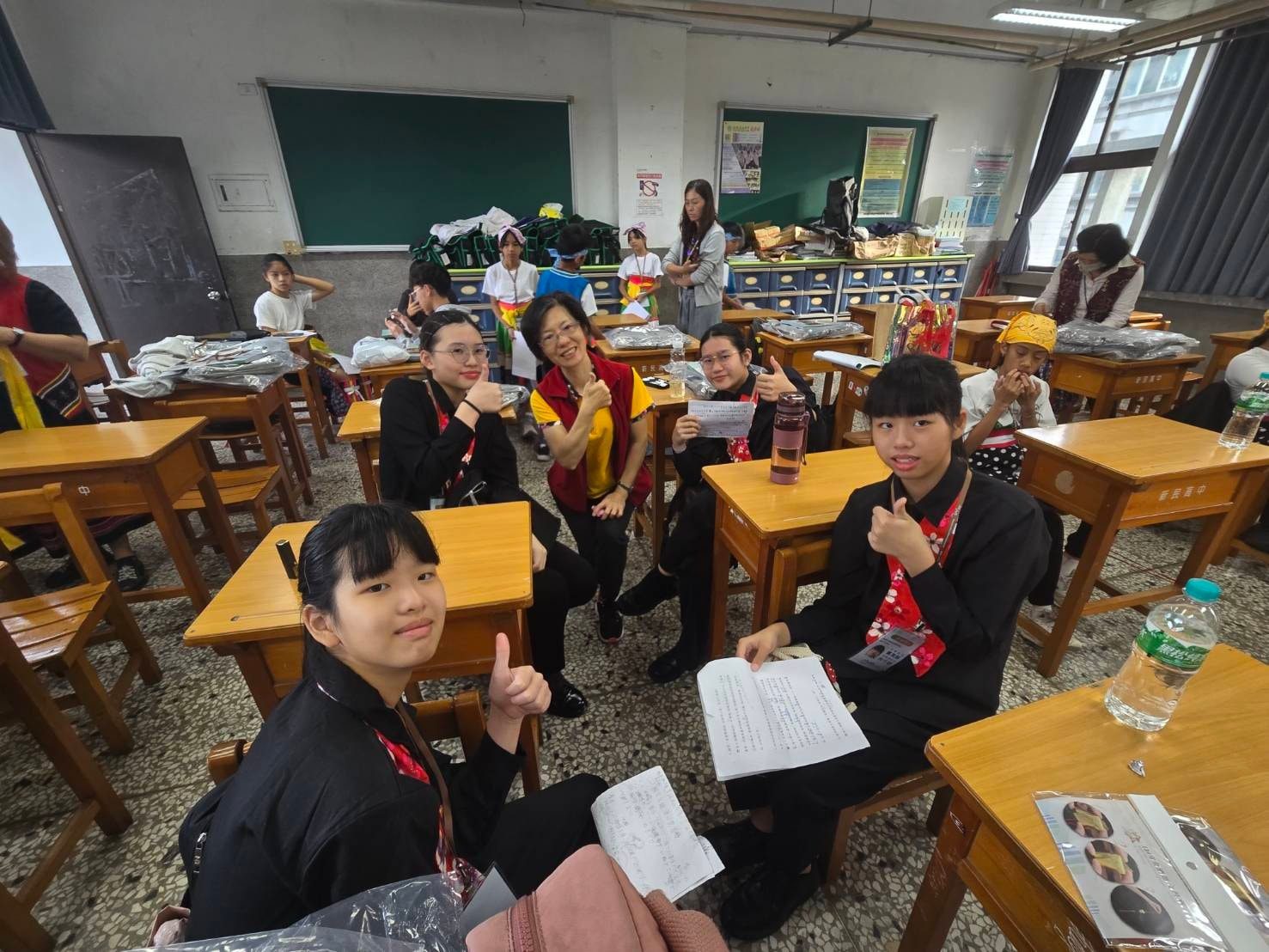 師生進行賽前劇本研讀與策略討論,透過專業指導與同儕對話,深化對文本語境的理解,展現優良的師生支持系統。