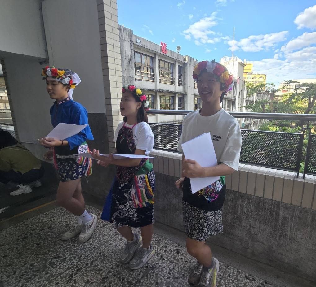 學生利用校內多元空間進行走位與口語表述排練,專注投入於情感表達與節奏掌控,培養臨場反應與團隊默契。