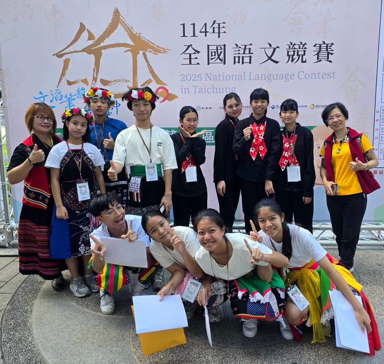 本校代表隊於全國賽會場及賽前著傳統服飾合影,展現跨語別的團隊向心力與對本土文化的高度自信。
