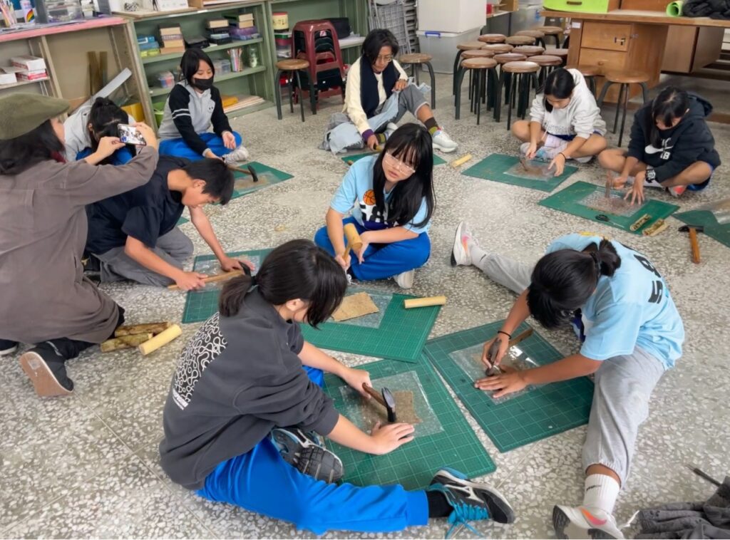 全班同步進行樹皮敲打練習，透過實作體驗自然素材的質地變化。