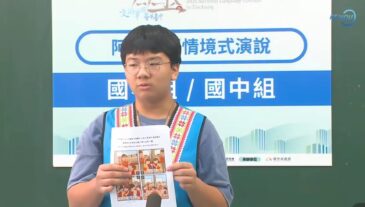 學生於阿美語情境式演說中，運用圖卡輔助，展現優異的即席表達與母語應用能力