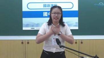 學生參與國語演說競賽，肢體語言豐富，口語表達流暢且具說服力，展現自信風采。