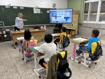 教師教導學生生活常見的動物名稱