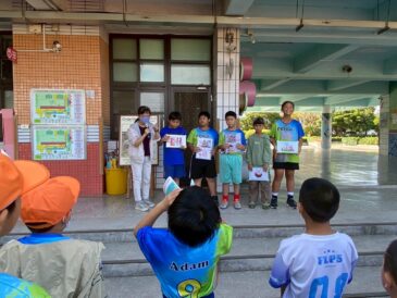 學生利用升旗時間上台介紹阿美語
