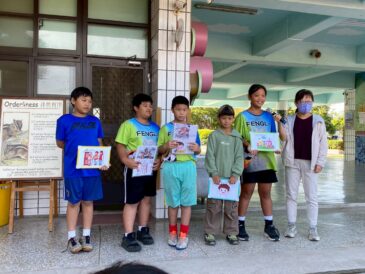 學生利用升旗時間上台介紹阿美語