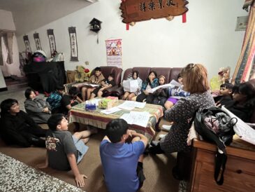 參加族語認證前，用心的族語老師把握時間提供家中舒適的唱地，幫孩子做考前衝刺