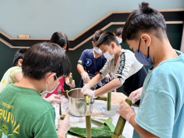 加入竹筒飯食材